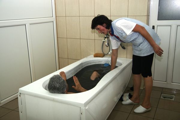 Prin Casa Judeţeană de Pensii, tratament pentru asiguraţi şi pensionari. Aproape 200 de bilete disponibile