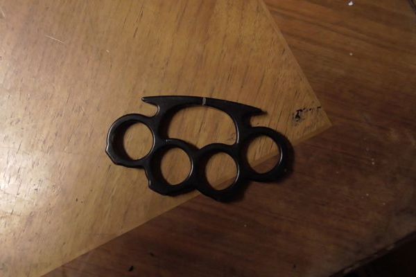 Elev cu armă albă asupra sa, surprins în curtea unui liceu din Zalău