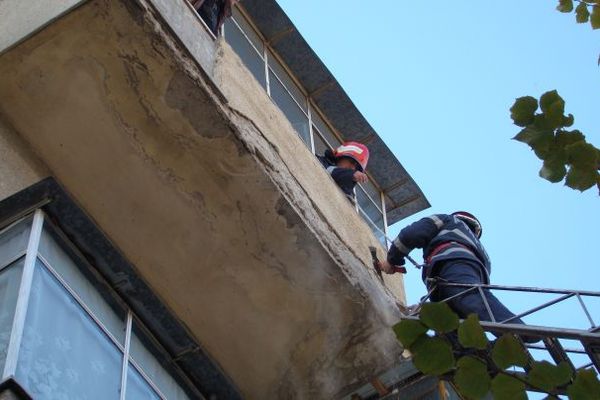Circulaţia rutieră pe strada Păcii, blocată din cauza unor bucăţi de construcţie desprinse de pe faţada unui imobil