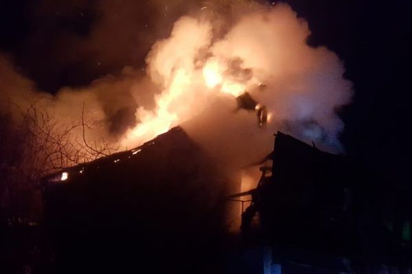 Acoperișul unei case din Bobota, cuprins de flăcări. Pompierii, în acțiune cu patru autospeciale