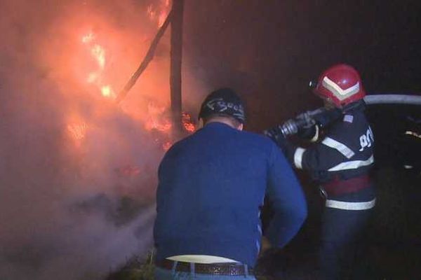 Foc în miez de noapte într-o gospodărie din Aluniş. Două autoturisme, mistuite de flăcări