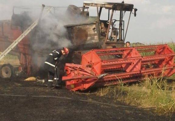 Combină agricolă, cuprinsă de flăcări la ieșire  din localitatea Treznea. Pompierii, chemați în ajutor