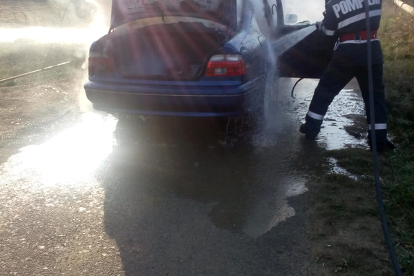 Pompierii în acțiune la Jibou. Incendiu la un autoturism
