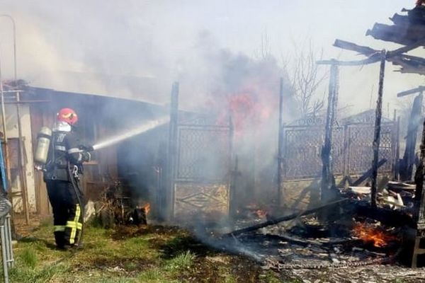 Incendiu în zori de zi într-o gospodărie din Sânmihaiu Almașului