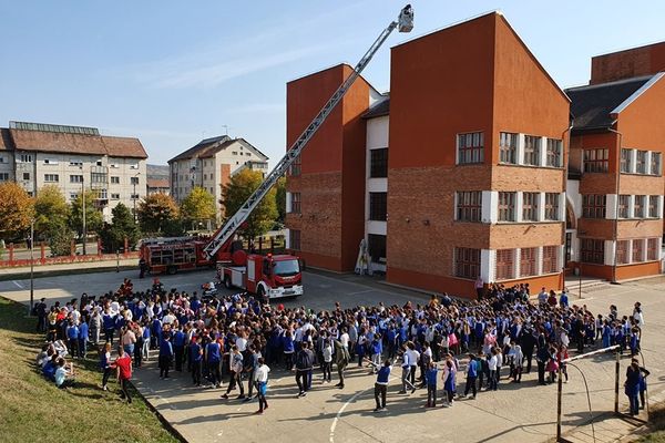 Exerciţiu la Școala Gimnazială "Corneliu Coposu". Elevi şi cadre didactice, evacuaţi de pompieri