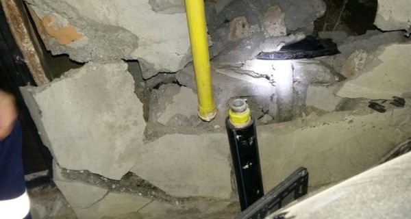 Pericol de explozie în Pericei. Conductă de gaz, avariată de un tir