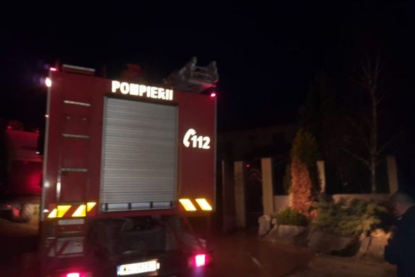 Incendiu în localitatea Chieşd. Acoperişul unei gospodării, cuprins de flăcări 