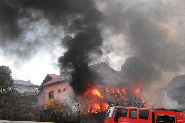 Incendiu într-o gospodărie din localitatea Dragu. Pompierii, chemaţi în ajutor