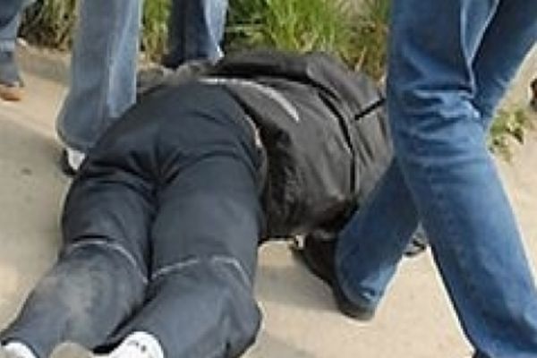 Mamă și fiu, bătuți cu o bâtă de trei bărbați. Agresiunea, într-o curte din Zalău, în locuința victimelor 