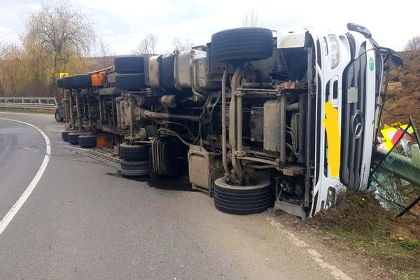Autotren, răsturnat la ieșire din localitatea Crișeni 