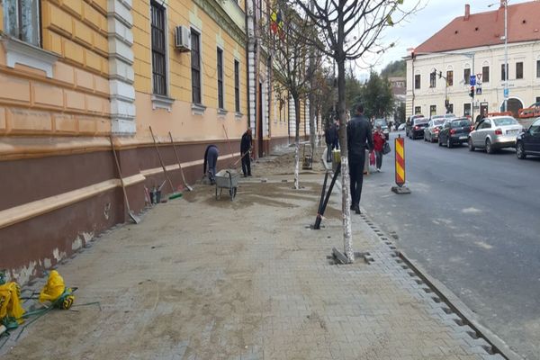 Lucrările de reabilitare a străzii 22 Decembrie continuă. Contractul, prelungit ''datorită necesității corelării lucrărilor''