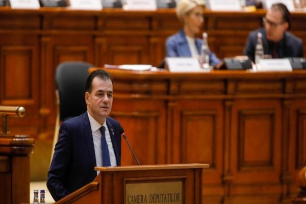 În premieră! Guvernul și-a asumat în Parlament răspunderea pe buget. Cumulul pensiei cu salariul, interzis