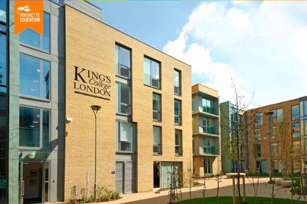  Ce licee din Marea Britanie oferă burse pentru tinerii români