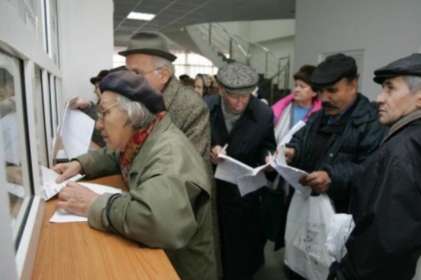 Pensiile ajung mai greu la beneficiari în ianuarie