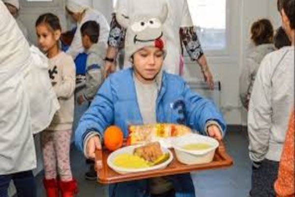 Zeci de mii de elevi sunt vizaţi de ședința de luni a Guvernului 