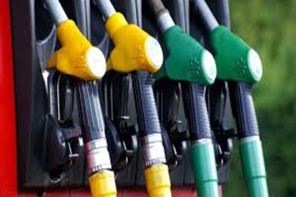 Atenţie, şoferi! Benzina şi motorina s-au ieftinit cu 32 bani pe litru