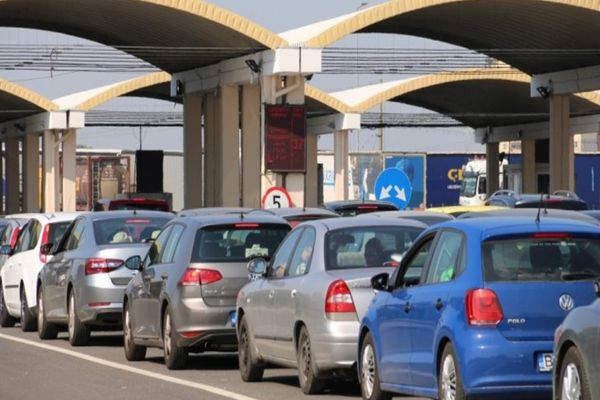 Jumătate dintre tinerii cu vârste între 16 și 34 de ani vor să plece din România