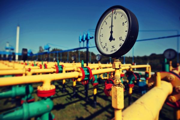 Marea noastră gaze poartă / Noi le dăm la altă poartă