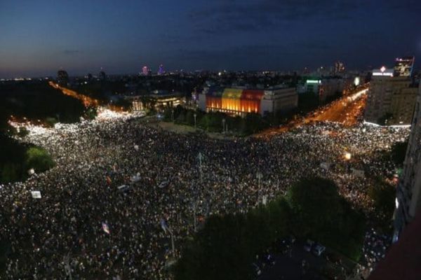 Începând de astăzi, sunt interzise manifestările publice sau private cu un număr de participanți mai mare de 1000 de persoane