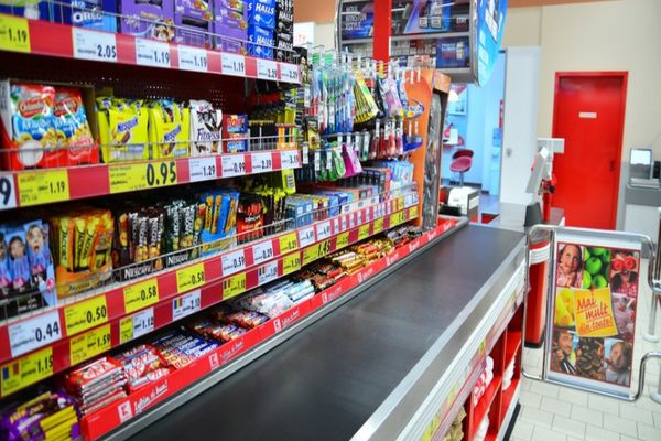 Marile magazine alocă un număr de case prioritare vârstnicilor peste 65 de ani, cadrelor medicale și angajaților MAI