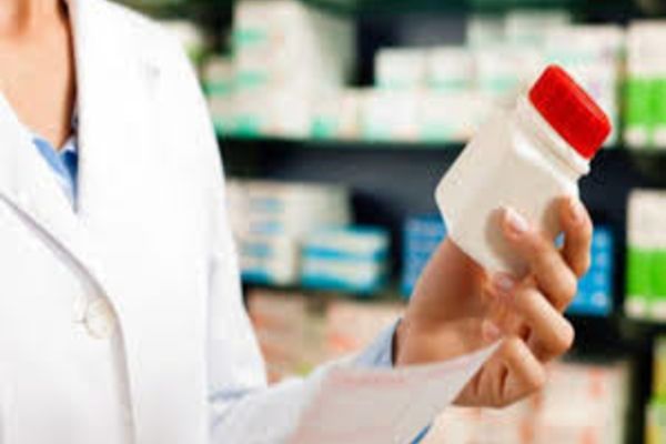 Klaus Iohannis a promulgat legea privind MAJORAREA salariilor pentru farmacişti, biologi, chimişti