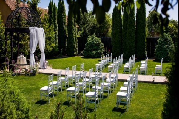 Este oficial. Primarul poate încheia căsătorii în parcuri, grădini publice sau muzee