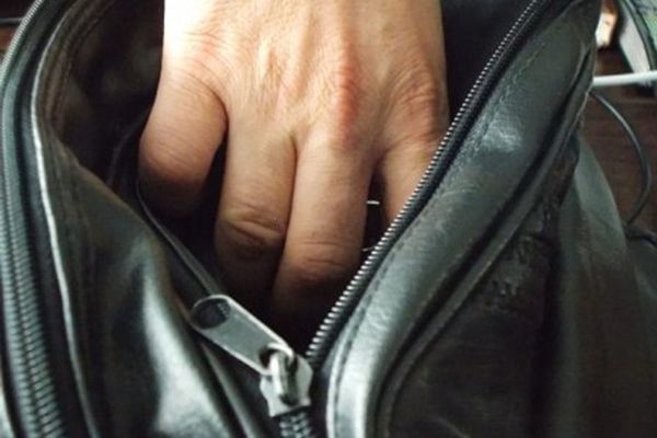 Tânără de 19 ani, cercetată pentru furt 