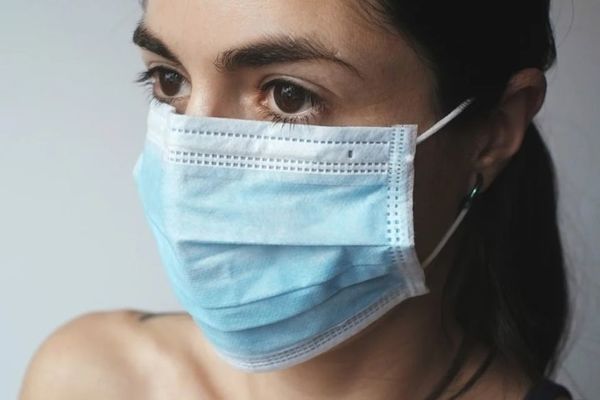 OMS recomandă purtatul măștilor în locuri publice aglomerate, dar avertizează asupra RISCURILOR