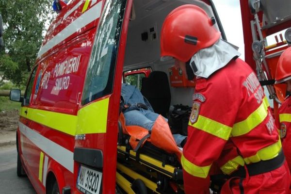 O fetiţă de 13 ani a căzut de la etajul trei al unui bloc! Acesta întindea rufe