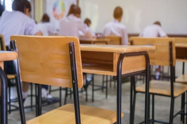 Elevii vor primi câte 350 de lei, în fiecare an, pentru uniforme. Când va intra în vigoare proiectul