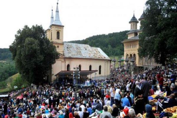 Reguli stricte la pelerinajul de la Nicula: pupatul icoanelor va fi interzis, iar masca de protecţie obligatorie