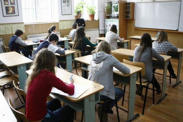 Tezele școlare ar putea fi eliminate în anul școlar 2020-2021