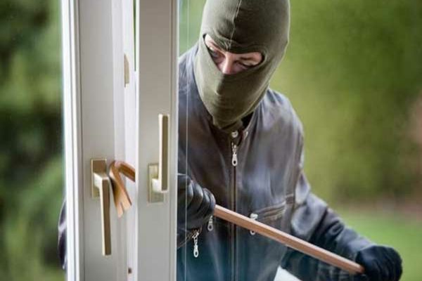 Adolescent din Sălaj, cu dosar penal pentru furturi din locuințe 