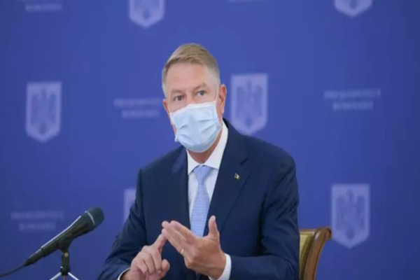 VIDEO Klaus Iohannis a ajuns la ședința de Guvern: ”Sunt necesare MĂSURI ferme. Școlile să treacă TOATE în online, angajații la telemuncă”