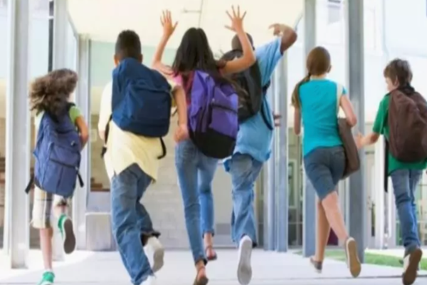 Sondaj. Majoritatea elevilor și dascălilor vor să se redeschidă școlile