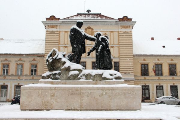 Soclul monumentului istoric ''Wesselenyi'', din centrul municipiului Zalău, reabilitat! Ce se va întâmpla cu Piața Iuliu Maniu