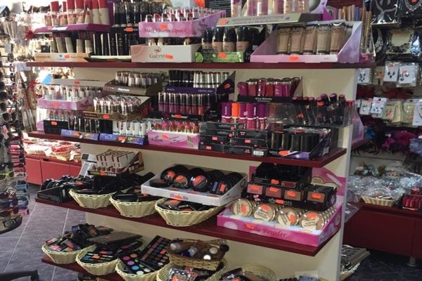 Două tinere, prinse la furat dintr-un magazin din Zalău