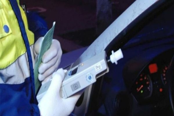 A încercat să fugă de polițiști! Un tânăr din Sălaj, beat la volan, s-a răsturnat cu mașina într-un pârâu din Vălenii Lăpușului