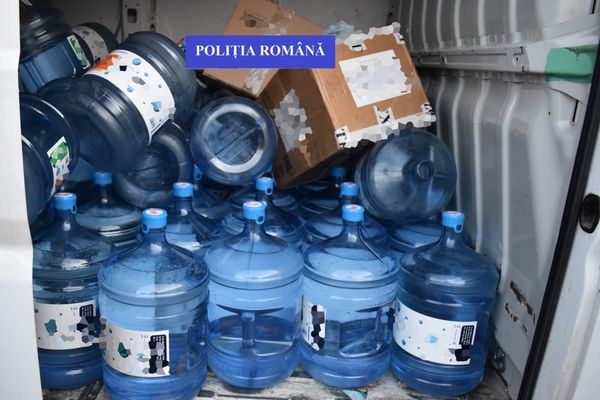 FOTO: Un bihorean și un sălăjean, cercetați pentru evaziune fiscală și înșelăciune! Au vândut apă îmbuteliată cu însemnele unui cunoscut brand