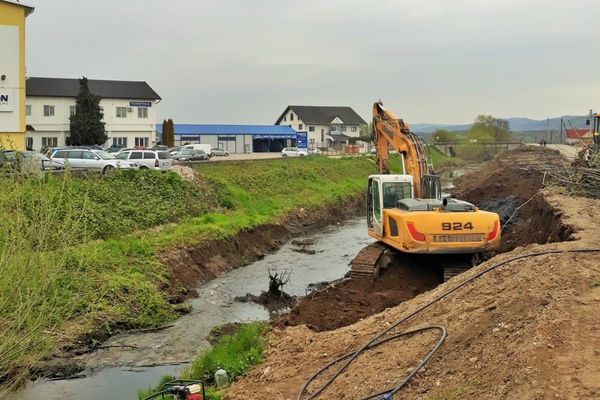 Tronson al unui curs de apă din Jibou, decolmatat de angajații primăriei și ai SGA Sălaj! Ce au găsit pe lângă aluviuni și vegetația abundentă