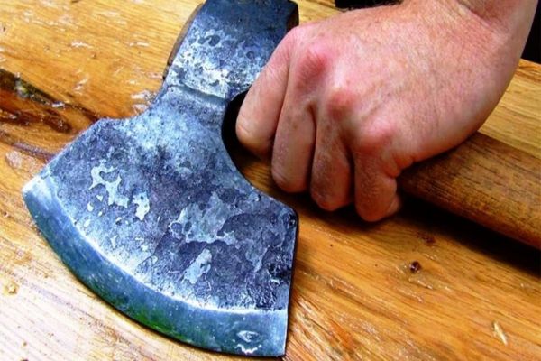 Bărbat din Cehu Silvaniei, după gratii pentru 30 de zile! Și-a atacat un prieten de pahar cu toporul