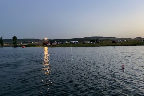 Bărbatul înecat în lacul Vârșolț este din Bihor! Se afla la pescuit cu alți 3 prieteni. Poliția a demarat o anchetă