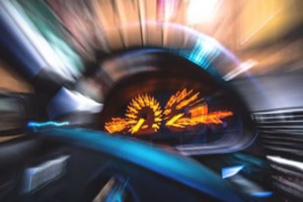 Un tânăr din Sălaj s-a crezut pe pistele de Formula 1! Din cauza vitezei excesive, a rămas fără permis pentru 3 luni