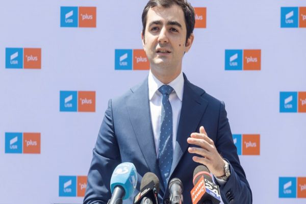 Năsui: Deşi muncesc mult, românii rămân săraci doar ca să acopere cheltuielile cu salariile tot mai mari ale sinecurilor