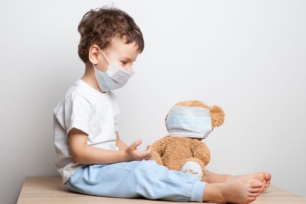 Măștile textile vor fi interzise la școală! Elevii, studenții și profesorii vor purta doar cele medicinale 