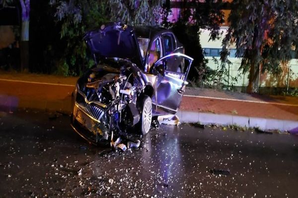 FOTO: Coliziune între trei autoturisme, în Zalău! Șoferii au fost răniți și transportați la spital