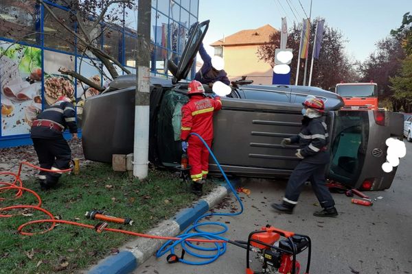 Accident în Șimleu Silvaniei! Autoturism, în care se aflau 4 minori, răsturnat. Șoferița a ajuns la spital