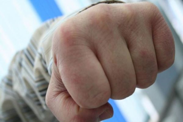 Bărbat din Sălaj, lovit de un tânăr, în urma unei neînțelegeri în trafic! Agresorul s-a ales cu dosar penal