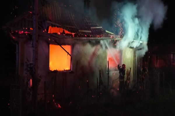 Locuință din Doba, cuprinsă de un incendiu! Un bărbat a fost găsit decedat