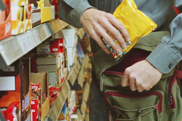 Cercetat penal pentru furt calificat